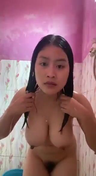 Chubby vú khủng lồn múp thủ dâm khoe hàng p2